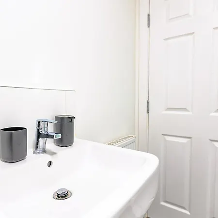 Bridge House Court Apartment