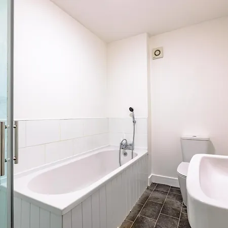 Daire Bridge House Court